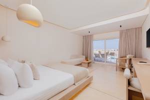 Schlafzimmer im Sunrise Anjum Resort Hotel mit Doppelbett, Nachttischen und Aussicht auf den Pool.