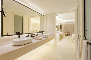 Doppelwaschbecken im Badezimmer des Sunrise Anjum Resorts mit großem Spiegel und hellem Innenraum.