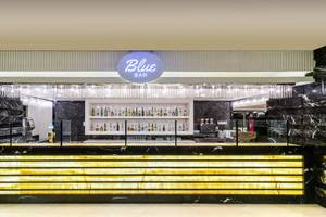 Barbereich des Sensitive Premium Resort & Spa mit Blue Bar Schild und Theke.