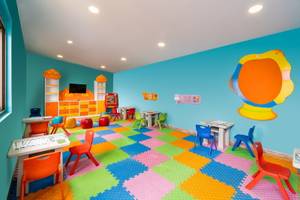Kinderzimmer im Sensitive Premium Resort & Spa mit bunten Möbeln und Teppichen