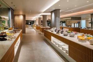 Frühstücksbuffet im Plus Fariones Suite Hotel mit vielen süßen und herzhaften Gerichten.