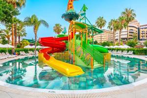 Wasserpark im Kirman Leodikya Resort mit bunten Rutschen und Liegestühlen