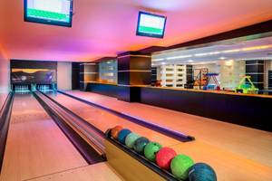 Bowlingbahn im Kirman Leodikya Resort Hotel mit bunten Lichtern und Bowlingkugeln.