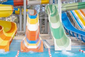 Mehrere bunte Wasserrutschen im Ducale Lara Hotel