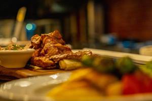 Grillgericht auf einem Holzbrett im Ducale Lara Hotel