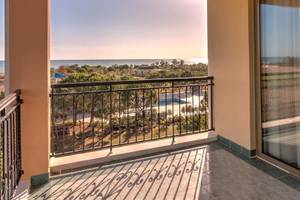 Blick vom Balkon des Ducale Lara Hotels auf das Meer und die Landschaft