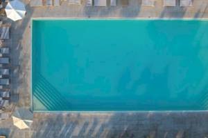 Luftaufnahme des Domes Aulus Zante Pools mit blauem Wasser und Sonnenschirmen