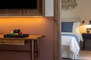 Domes Aulus Zante Hotelzimmer mit Bett und Tisch mit Obst