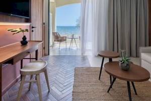 Innenansicht eines Zimmers im Domes Aulus Zante Hotel mit Blick auf das Meer.