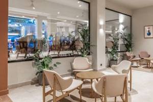 Innenansicht der Lobby des Domes Aulus Zante Hotels mit Sitzbereichen und Pflanzen.
