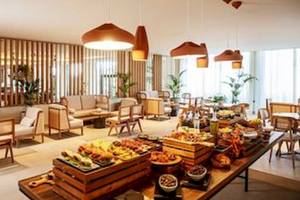 Buffet im Domes Aulus Zante Restaurant mit verschiedenen Gerichten und Holzmöbeln.