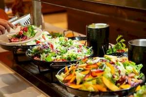 Buffetsalat-Buffet im Hotel Domes Aulus Zante mit verschiedenen Salaten in schwarzen Schüsseln.