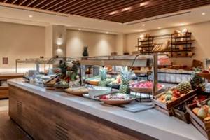 Buffet im Domes Aulus Zante Hotel mit verschiedenen Obst- und Gemüseplatten.