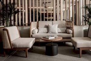 Wohnzimmer des Domes Aulus Zante Hotels mit moderner Einrichtung und großen Fenstern.