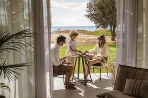 Familie genießt einen Platz auf der Terrasse des Domes Aulus Zante mit Blick auf die Umgebung.