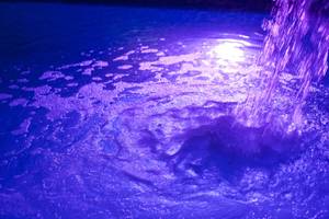 Wasserfall im Pool des Baia Imperiale Hotels bei Nacht mit blauer Beleuchtung