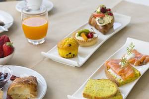 Frühstücksbuffet im Baia Imperiale Hotel mit verschiedenen Gerichten und Getränken.