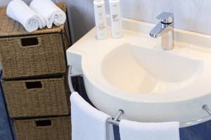 Badezimmer im Baia Imperiale Hotel mit Waschbecken, Handtüchern und Körperpflegeprodukten.