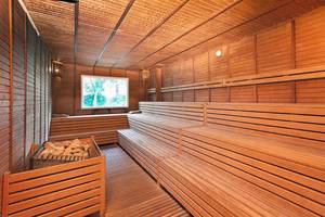 Innenansicht der Sauna im Belek Beach Resort Hotel mit Holzbänken und Fenster.
