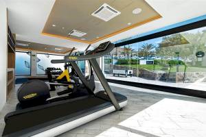 Fitnessbereich im H10 Costa Mogan Hotel mit modernen Laufband und anderen Geräten.