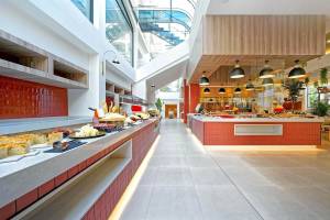 Buffetbereich im H10 Costa Mogan Hotel mit roten Kacheln und verschiedenen Gerichten.