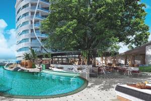 Außenpoolbereich des W Dubai - Mina Seyahi Hotels mit moderner Architektur und Meerblick