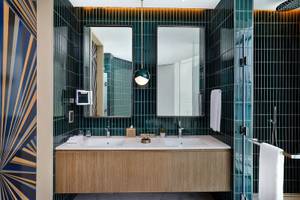 Badezimmer im W Dubai - Mina Seyahi Hotel mit grünen Fliesen und blauen Streifenmuster