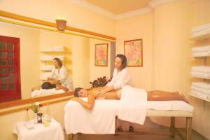 Massage Behandlung im Cesars Side Hotel mit einer Frau auf dem Behandlungstisch.