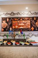 Buffet-Tisch im Cesars Side Hotel mit verschiedenen Gemüsesalaten und dekorativen Vasen.