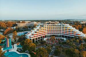 Luftaufnahme des Megasaray Resort Side mit Swimmingpool, Wasserrutschen und mehreren Gebäuden.