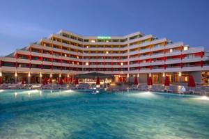 Außenansicht des Megasaray Resort Side mit großem Pool und Sonnenschirmen.