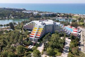 Megasaray Resort Side Außenansicht mit Meer und Pool