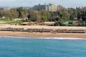 Megasaray Resort Side Strand mit Hotel im Hintergrund und vielen Liegen