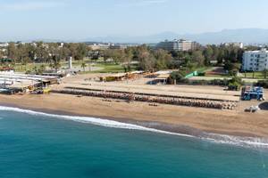 Luftaufnahme des Megasaray Resort Side Strands mit vielen Liegestühlen und Pavillons.