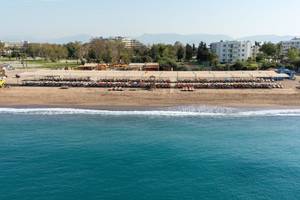 Luftaufnahme des Megasaray Resort Side Strand mit Sonnenliegen und blauem Wasser
