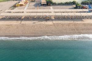 Luftaufnahme des Megasaray Resort Strands mit vielen Sonnenliegen und Gebäuden