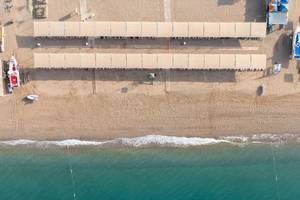 Luftaufnahme des Megasaray Resort Strands mit Sonnenschirmen und Booten