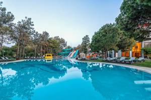 Außenpool des Megasaray Resort Side mit Wasserrutschen und Liegestühlen.