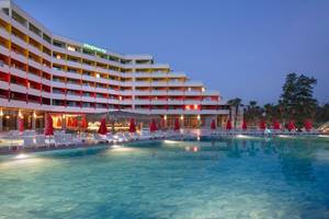 Außenbereich des Megasaray Resort Side mit großem Pool und Lounge-Stühlen.