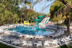 Außenpool mit Rutschen und Liegen am Megasaray Resort Side.