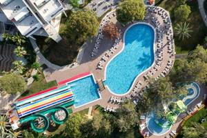 Luftbild des Megasaray Resort Side Schwimmbads mit Wasserrutschen und Liegebereichen