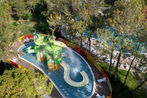 Luftaufnahme des Wasserparks im Megasaray Resort Side mit Wasserrutschen und Swimmingpool