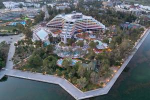 Luftaufnahme des Megasaray Resort Side mit mehreren Pools und einem Tennisplatz.