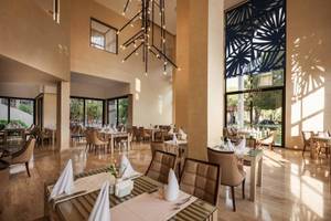 Innenansicht des Restaurants im Megasaray Resort Side mit gedeckten Tischen und dekorativen Kronleuchtern.