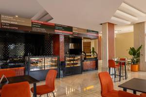 Innenansicht des Cafes im Megasaray Resort Side Hotel mit Speisen, Tischen und Stühlen.