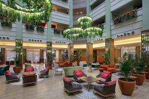 Lobby des Megasaray Resort Side mit grünen Pflanzen und modernen Möbeln.