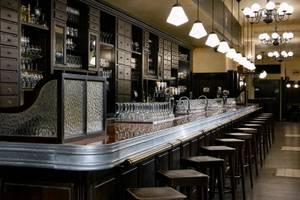 Innenraum eines Hotels mit Bar, Theken und Barhockern im Intercontinental Doha Beach & Spa