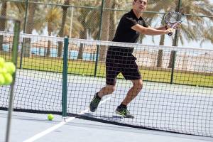 Tennisspieler auf dem Tennisplatz des Intercontinental Doha Beach & Spa Hotels