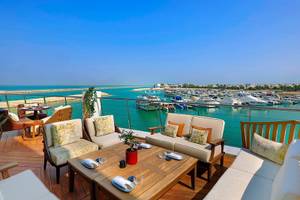 Terrasse des Ritz-Carlton Doha mit Blick auf den Hafen