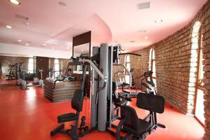Fitnesscenter im Larissa Bodrum View Resort mit roter Bodenfläche und Fitnessgeräten.